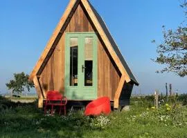Charming cabin Avondgloed in farmer's orchard