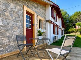 Studio 2 personnes dans ancienne ferme basque, hotelli kohteessa Urrugne