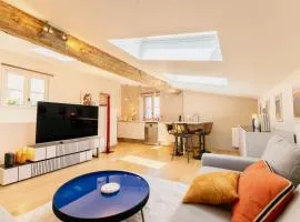 Duplex de charme avec 2 Chambres, Climatisation & Parking en Centre-Ville