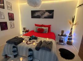 Love room proche du bassin , jacuzzi, jardin privé, Hotel in Marcheprime