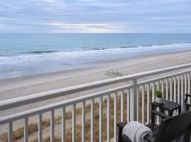 Oceanfront Studio Queen Bed Steps to the Beach