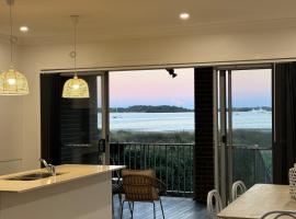 8-Person Waterfront Beach House Stunning Views, hotel i Taren Point