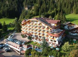 Hotel Cesa Tyrol, hotel a Canazei