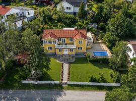 Luxury Villa with pool Sauna spa, hotell sihtkohas Danderyd