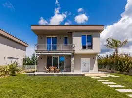 Garden Breeze Stay Villa 1 - Gala Residence by PikHost