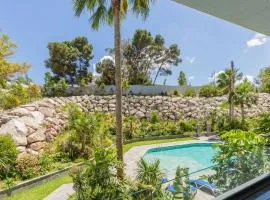 Seaside Pool View 3BR Apt with 2 Balconies