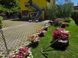 Appartamento L'ulivo 5 chilometri da Varenna vista lago in via privata, Hotel in Lierna