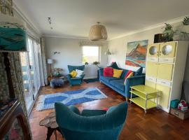 Mid-Century Gem Steps from the Beach, hotel v Edinburgu