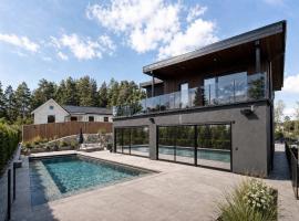 Architect-Designed Luxury Villa with Pool & Sauna, hotell i Gribbylund