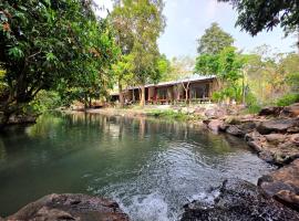 ลิตเติ้ล แคมป์ ชะอม, Hotel in Ban Bung Mai