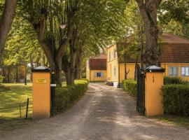 300 Year Old Villa in Solna Mall of Scandinavia, Hotel in Solna