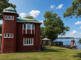 Historic Waterfront House Lidingo with Private Dock, hotel din Lidingö