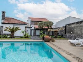 Heated Saltwater Pool-Private Beachside Oasis, hotel a Mosteiros