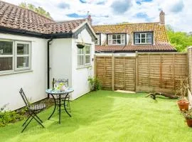 Swift Host | Holly Lodge | Sleeps 4 | Private Garden | Dog Friendly | Dereham