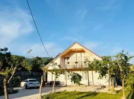 Loreta's Canyon Farmhouse