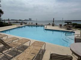 Waterfront Condo with Indoor & Outdoor Pools plus BBQ, hotel Gulf Shoresban