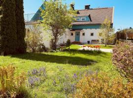 Blaues Haus Ferienwohnung Bodensdorf Ossiacher See Gerlitzen Alpe, Hotel in Bodensdorf