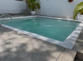 10 Caribe, tranquilidad y Casa Familiar: Rodadero şehrinde bir otel