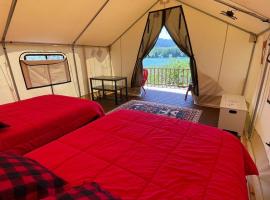 Ruby Glamping tent - tent site #9، فندق في كلاماث