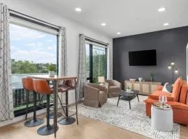 Modern Gulch Getaway with Pool, Garage and Balcony