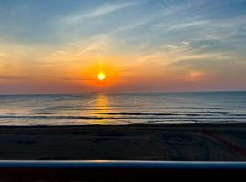 Boardwalk Oceanfront Condo with Panoramic Views, hôtel à Virginia Beach