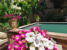 VILLA ADOYA Chambre d'hôtes Aigues-Mortes intra muros au calme climatisation réversible PISCINE WIFI ascenseur PARKING gratuit, hotel a Aigüesmortes