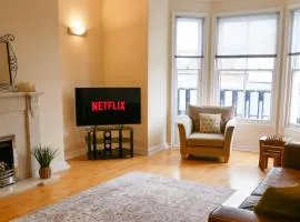 Luxury 3 Bed Apartment, Gated Parking, City Centre