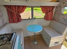Trailer no topo da montanha com vista panorâmica