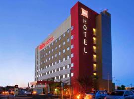 Ibis Hermosillo, hotel General Ignacio Pesqueira Garcia nemzetk&ouml;zi rep&uuml;lőt&eacute;r k&ouml;rny&eacute;k&eacute;n Hermosill&oacute;ban