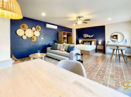 Chic Studio Kitchen WiFi TV Steps to Beach, hotel a El Centenario
