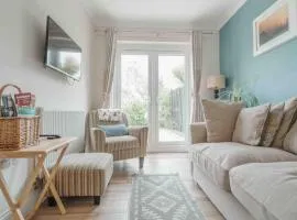 Seaside Family Escape- Cosy bungalow with large private garden- Pets Welcome