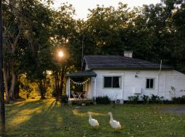 The Cottage next to Cambewarra Estate Winery، فندق في Camberwarra