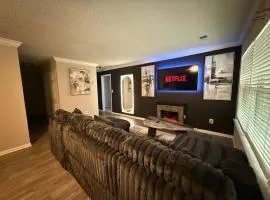 Perimeter Mall Luxe Retreat - King Bed Fireplace
