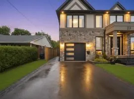 Charming Streetsville 2BR Suite-Parking & Laundry