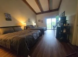 Cedar Lodge Room-Private Balcony Close to Weirs!