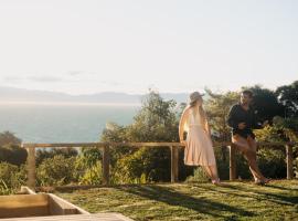 Drift Off Grid, hotel i Tata Beach