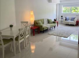 2 Blocks to Beach Luxury 2BR Condo Pool gym Sleeps 9, Hotel in Miami Beach