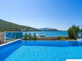 Beachfront Apartment house Hon with pool