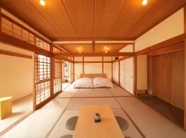 波と月