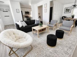 Montague View - Entire Home across from Lakeview Park, hotel i Regina