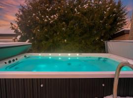 Urban Oasis - with 16ft Swim Spa - Heated Hot Tub & Pool, hotel en Edmonton