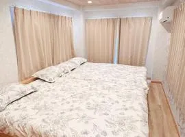 Near the station, 6-minute walk, entire first floor available, high-speed Wi-Fi, convenient for sightseeing and shopping, direct access to Tokyo Tower, the Imperial Palace, and Tokyo Dome