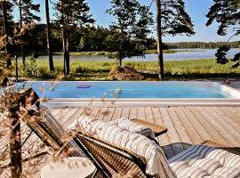 Beautiful Villa by the sea، فندق في بورفو