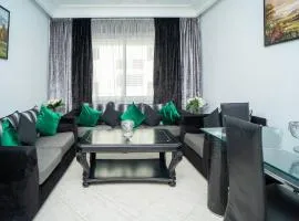 Comfortable and Downtown, 1min to beach