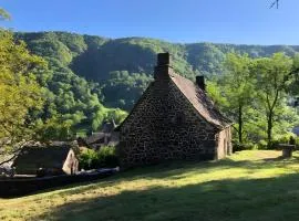 Maison familiale face à la montagne