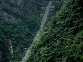 King Maker Grand Hotel-At the Gate of Tianmen Peak Cableway โรงแรมในจางเจียเจี้ย
