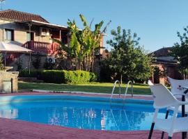 ALOJAMIENTO ENTERO CON PISCINA Y JARDIN., hotel en Ourense