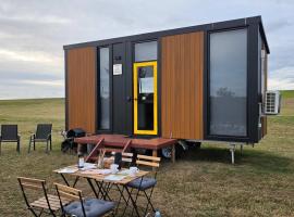 Oscars Retreat 1 by Tiny Away, отель в городе Raworth