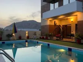 Luxury 10 Kanal Farmhouse Near Islamabad