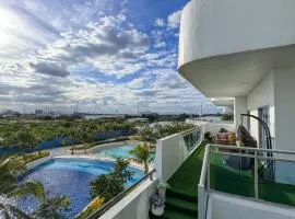 Beach Resort Condo Wave Pool Fast Wifi and PS5